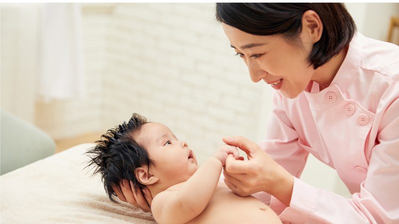 在选购折叠式婴儿洗澡盆时，家长们还需注意以下几点：